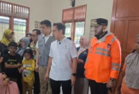 Wali Kota Padang, Fadly Amran mendampingi kunjungan Menteri Kesehatan RI ke Kecamatan Koto Tangah, Jumat (28/11/25). (Foto: Prokopim Padang)