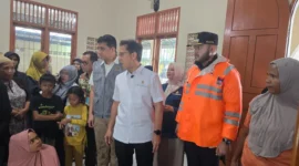 Wali Kota Padang, Fadly Amran mendampingi kunjungan Menteri Kesehatan RI ke Kecamatan Koto Tangah, Jumat (28/11/25). (Foto: Prokopim Padang)