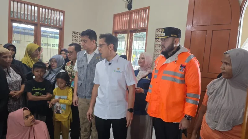 Wali Kota Padang, Fadly Amran mendampingi kunjungan Menteri Kesehatan RI ke Kecamatan Koto Tangah, Jumat (28/11/25). (Foto: Prokopim Padang)