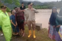 Bupati Pessel, Hendrajoni saat turun Kecamatan Koto XI Tarusan meninjau masyarakat yang terdampak banjir. (Foto: Dok. Kominfo)