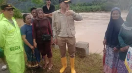 Bupati Pessel, Hendrajoni saat turun Kecamatan Koto XI Tarusan meninjau masyarakat yang terdampak banjir. (Foto: Dok. Kominfo)