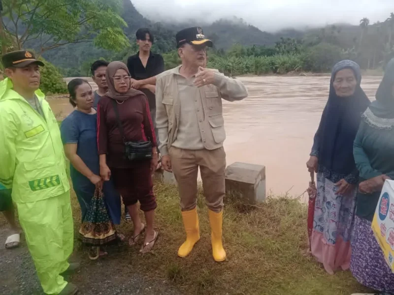 Bupati Pessel, Hendrajoni saat turun Kecamatan Koto XI Tarusan meninjau masyarakat yang terdampak banjir. (Foto: Dok. Kominfo)