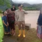 Bupati Pessel, Hendrajoni saat turun Kecamatan Koto XI Tarusan meninjau masyarakat yang terdampak banjir. (Foto: Dok. Kominfo)