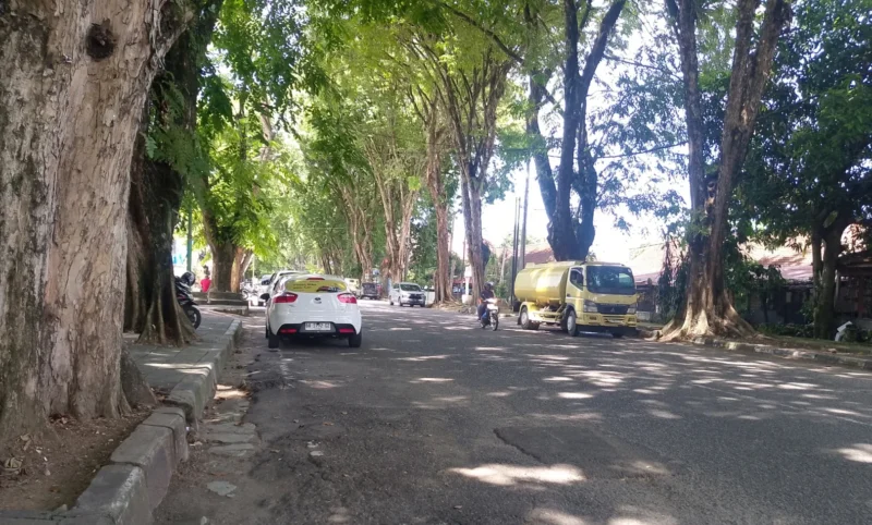 Pemko Padang akan melakukan perbaikan total Jalan Mangunsarkoro. (Foto: Javanusa)