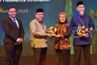Wakil Wali Kota Padang, Maigus Nasir menerima penghargaan ISNA 2025 di ICE BSD City, Tangerang Selatan, Sabtu malam (8/11/2025). (Foto: Diskominfo Padang)
