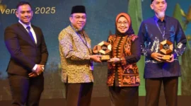 Wakil Wali Kota Padang, Maigus Nasir menerima penghargaan ISNA 2025 di ICE BSD City, Tangerang Selatan, Sabtu malam (8/11/2025). (Foto: Diskominfo Padang)