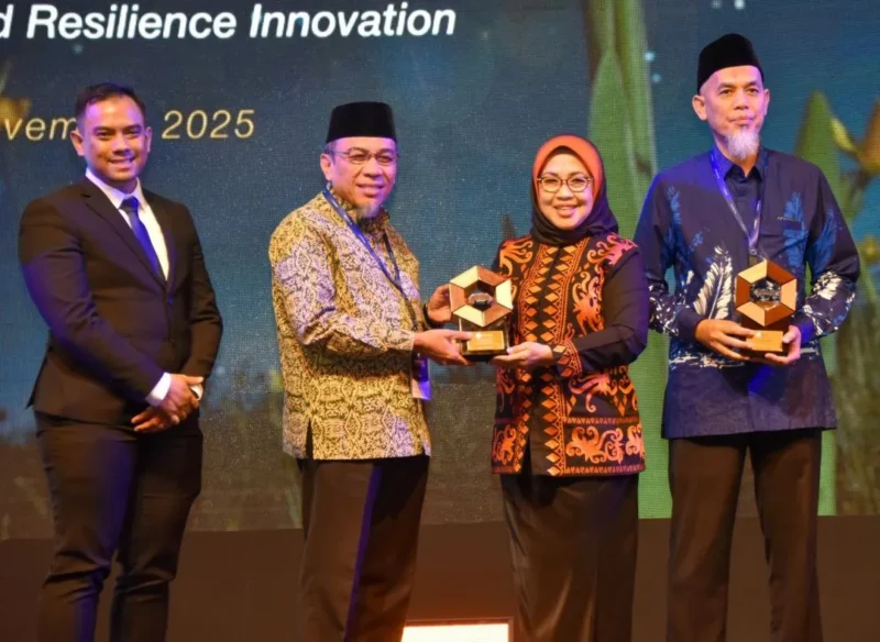 Wakil Wali Kota Padang, Maigus Nasir menerima penghargaan ISNA 2025 di ICE BSD City, Tangerang Selatan, Sabtu malam (8/11/2025). (Foto: Diskominfo Padang)