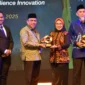 Wakil Wali Kota Padang, Maigus Nasir menerima penghargaan ISNA 2025 di ICE BSD City, Tangerang Selatan, Sabtu malam (8/11/2025). (Foto: Diskominfo Padang)