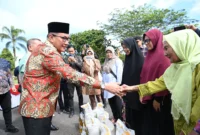 Wali Kota Bukittinggi Ramlan Nurmatias bersama Bulog menyerahkan bantuan pangan pemerintah untuk periode Oktober–November 2025. (Foto: Pemko Bukittinggi)