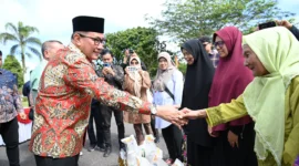 Wali Kota Bukittinggi Ramlan Nurmatias bersama Bulog menyerahkan bantuan pangan pemerintah untuk periode Oktober–November 2025. (Foto: Pemko Bukittinggi)