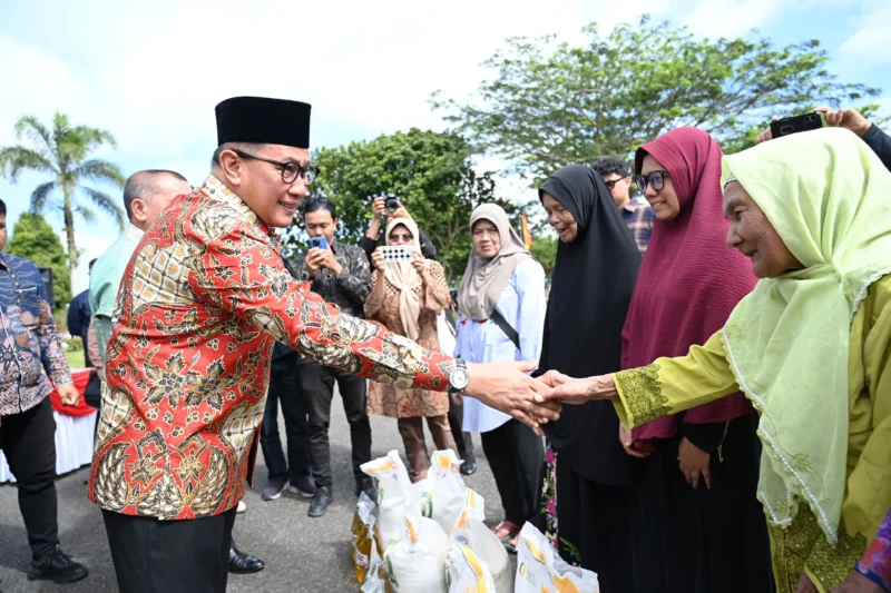 Wali Kota Bukittinggi Ramlan Nurmatias bersama Bulog menyerahkan bantuan pangan pemerintah untuk periode Oktober–November 2025. (Foto: Pemko Bukittinggi)
