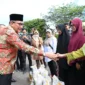 Wali Kota Bukittinggi Ramlan Nurmatias bersama Bulog menyerahkan bantuan pangan pemerintah untuk periode Oktober–November 2025. (Foto: Pemko Bukittinggi)