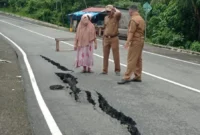 Kondisi jalan di Bukit Peti-Peti, Kelurahan Teluk Bayur, Kecamatan Padang Selatan yang retak pasca hujan lebat, Senin (24/11/2025). (Foto: BPBD Padang)