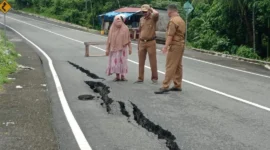Kondisi jalan di Bukit Peti-Peti, Kelurahan Teluk Bayur, Kecamatan Padang Selatan yang retak pasca hujan lebat, Senin (24/11/2025). (Foto: BPBD Padang)