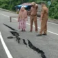 Kondisi jalan di Bukit Peti-Peti, Kelurahan Teluk Bayur, Kecamatan Padang Selatan yang retak pasca hujan lebat, Senin (24/11/2025). (Foto: BPBD Padang)