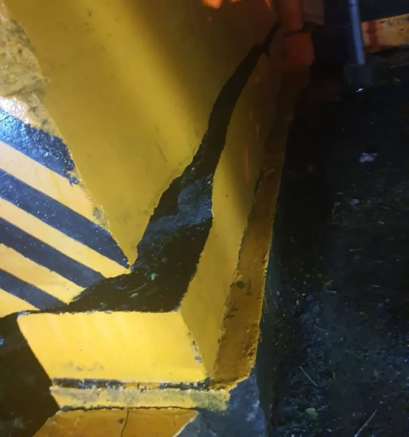 Jembatan Siteba mengalami keretakan pada bagian sambungan antara badan jembatan dan jalan. (Foto: WAG Pusdalops BPBD Padang)