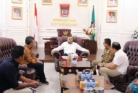 Wali Kota Padang, Fadly Amran, menerima kunjungan Ketua KI Sumbar, Musfi Yendra beserta jajaran di Ruang Kerja Wali Kota Padang, Balai Kota Aia Pacah, Jumat (7/11/2025). (Foto: Prokopim Padang)