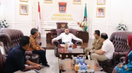 Wali Kota Padang, Fadly Amran, menerima kunjungan Ketua KI Sumbar, Musfi Yendra beserta jajaran di Ruang Kerja Wali Kota Padang, Balai Kota Aia Pacah, Jumat (7/11/2025). (Foto: Prokopim Padang)