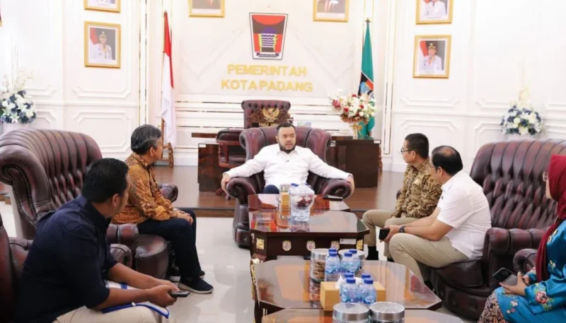 Wali Kota Padang, Fadly Amran, menerima kunjungan Ketua KI Sumbar, Musfi Yendra beserta jajaran di Ruang Kerja Wali Kota Padang, Balai Kota Aia Pacah, Jumat (7/11/2025). (Foto: Prokopim Padang)