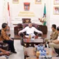Wali Kota Padang, Fadly Amran, menerima kunjungan Ketua KI Sumbar, Musfi Yendra beserta jajaran di Ruang Kerja Wali Kota Padang, Balai Kota Aia Pacah, Jumat (7/11/2025). (Foto: Prokopim Padang)