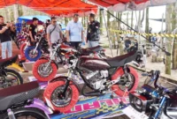 Wali Kota Pariaman Yota Balad mengapresiasi kegiatan KIPS yang merayakan Anniversary ke-4 dengan menggelar temu komunitas King se-Regional Sumatera di kawasan Pantai Sunur, Minggu (16/11/2025). (Foto: Kominfo Pariaman)
