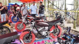 Wali Kota Pariaman Yota Balad mengapresiasi kegiatan KIPS yang merayakan Anniversary ke-4 dengan menggelar temu komunitas King se-Regional Sumatera di kawasan Pantai Sunur, Minggu (16/11/2025). (Foto: Kominfo Pariaman)
