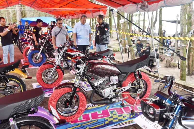 Wali Kota Pariaman Yota Balad mengapresiasi kegiatan KIPS yang merayakan Anniversary ke-4 dengan menggelar temu komunitas King se-Regional Sumatera di kawasan Pantai Sunur, Minggu (16/11/2025). (Foto: Kominfo Pariaman)