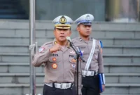 Kabag Ops Korlantas Polri Kombes Pol Aries Syahbudin memimpin apel pagi di Lapangan NTMC Polri, Senin (17/11/2025). (Foto: Humas Polri)