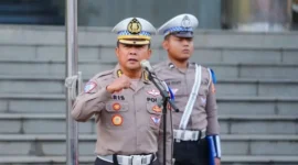 Kabag Ops Korlantas Polri Kombes Pol Aries Syahbudin memimpin apel pagi di Lapangan NTMC Polri, Senin (17/11/2025). (Foto: Humas Polri)