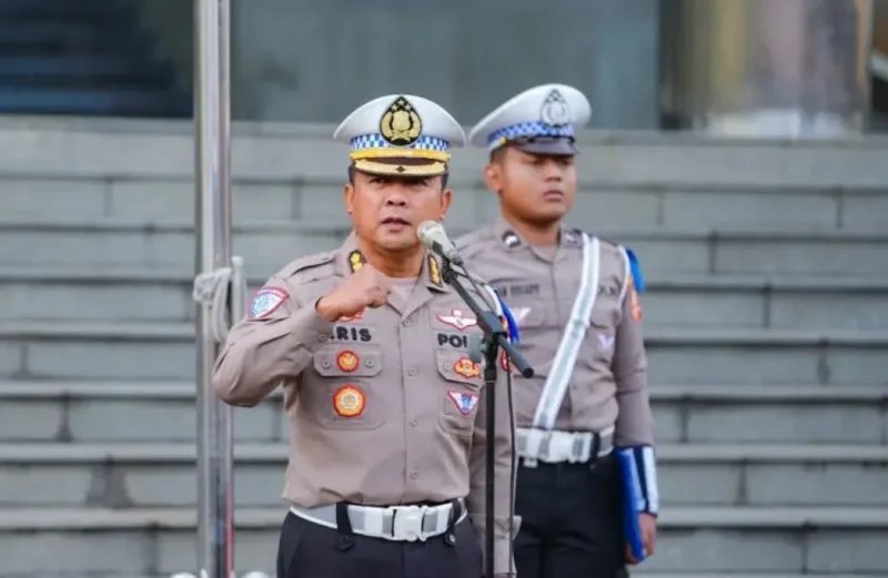 Kabag Ops Korlantas Polri Kombes Pol Aries Syahbudin memimpin apel pagi di Lapangan NTMC Polri, Senin (17/11/2025). (Foto: Humas Polri)