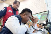 Kabid Kedaruratan dan Logistik BPBD Padang, Albana berkomunikasi dengan Wali Kota Padang Fadly Amran untuk menginfokan kejadian gempa besar di Padang, Rabu (5/11/2025). (Foto: Diskominfo Padang)