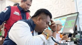 Kabid Kedaruratan dan Logistik BPBD Padang, Albana berkomunikasi dengan Wali Kota Padang Fadly Amran untuk menginfokan kejadian gempa besar di Padang, Rabu (5/11/2025). (Foto: Diskominfo Padang)