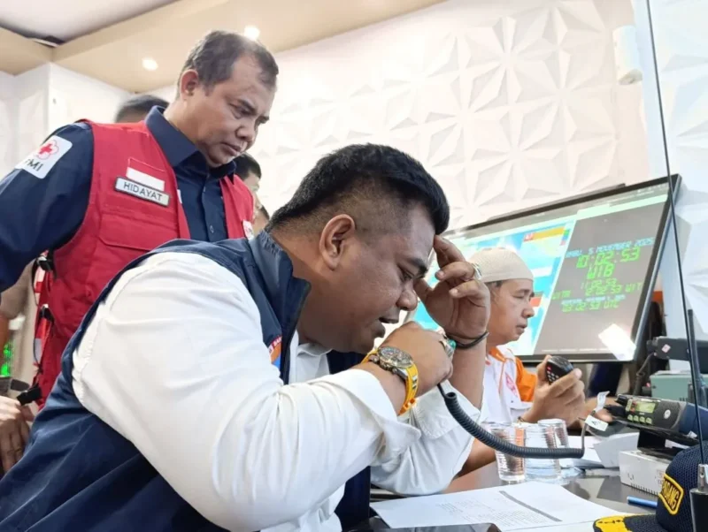 Kabid Kedaruratan dan Logistik BPBD Padang, Albana berkomunikasi dengan Wali Kota Padang Fadly Amran untuk menginfokan kejadian gempa besar di Padang, Rabu (5/11/2025). (Foto: Diskominfo Padang)