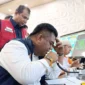 Kabid Kedaruratan dan Logistik BPBD Padang, Albana berkomunikasi dengan Wali Kota Padang Fadly Amran untuk menginfokan kejadian gempa besar di Padang, Rabu (5/11/2025). (Foto: Diskominfo Padang)