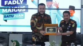 Wali Kota Padang Fadly Amran menerima kunjungan silaturahmi Kajari Padang yang baru, Koswara di Rumah Dinas Wali Kota, Kamis (6/11/2025). (Foto: Prokopim Padang)