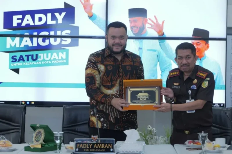 Wali Kota Padang Fadly Amran menerima kunjungan silaturahmi Kajari Padang yang baru, Koswara di Rumah Dinas Wali Kota, Kamis (6/11/2025). (Foto: Prokopim Padang)