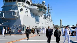 PM Australia Anthony Albanese bersama Presiden Prabowo Subianto di atas kapal HMAS Canberra, Garden Island Naval Base, Australia. (Foto: BPMI Setpres)
