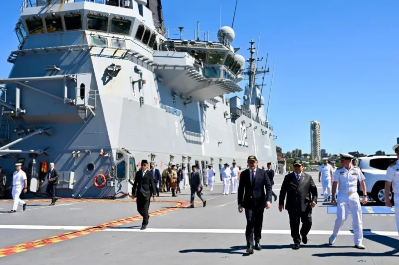 PM Australia Anthony Albanese bersama Presiden Prabowo Subianto di atas kapal HMAS Canberra, Garden Island Naval Base, Australia. (Foto: BPMI Setpres)