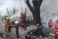 Petugas Damkar Padang memadamkam api yang menghanguskan bangunan semi permanen di Alai Parak Kopi, Selasa (4/11/2025). (Foto: Dinas Damkar Padang)