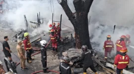 Petugas Damkar Padang memadamkam api yang menghanguskan bangunan semi permanen di Alai Parak Kopi, Selasa (4/11/2025). (Foto: Dinas Damkar Padang)