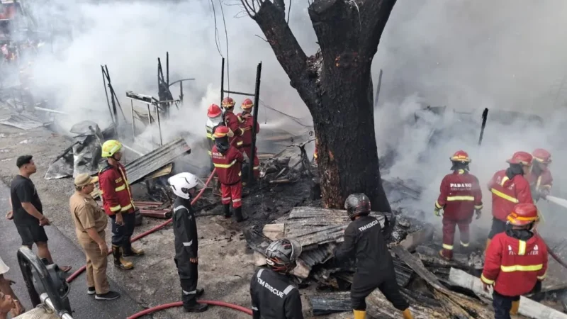 Petugas Damkar Padang memadamkam api yang menghanguskan bangunan semi permanen di Alai Parak Kopi, Selasa (4/11/2025). (Foto: Dinas Damkar Padang)