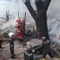 Petugas Damkar Padang memadamkam api yang menghanguskan bangunan semi permanen di Alai Parak Kopi, Selasa (4/11/2025). (Foto: Dinas Damkar Padang)