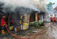 Petugas Damkar Padang memadamkan api yang membakar rumah kontrakan di Jalan Alang Laweh 1, Kelurahan Alang Laweh, Kecamatan Padang Selatan, Senin (24/11/2025). (Foto: Ist)