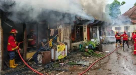 Petugas Damkar Padang memadamkan api yang membakar rumah kontrakan di Jalan Alang Laweh 1, Kelurahan Alang Laweh, Kecamatan Padang Selatan, Senin (24/11/2025). (Foto: Ist)