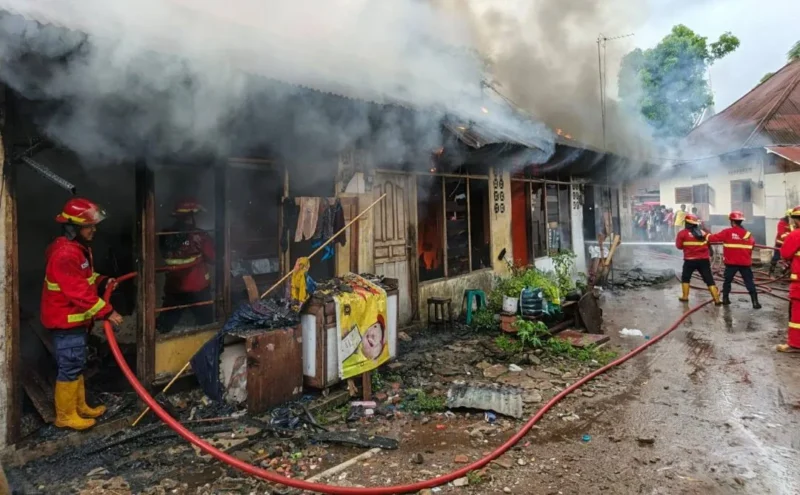 Petugas Damkar Padang memadamkan api yang membakar rumah kontrakan di Jalan Alang Laweh 1, Kelurahan Alang Laweh, Kecamatan Padang Selatan, Senin (24/11/2025). (Foto: Ist)