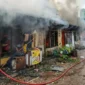 Petugas Damkar Padang memadamkan api yang membakar rumah kontrakan di Jalan Alang Laweh 1, Kelurahan Alang Laweh, Kecamatan Padang Selatan, Senin (24/11/2025). (Foto: Ist)