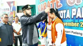 Wali Kota Padang Fadly Amran mengalungkan medali kepada salah satu juara Karate Open Piala Wali Kota Padang 2025, Minggu (16/11/2025). (Foto: Prokopim Padang)