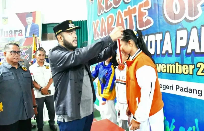 Wali Kota Padang Fadly Amran mengalungkan medali kepada salah satu juara Karate Open Piala Wali Kota Padang 2025, Minggu (16/11/2025). (Foto: Prokopim Padang)