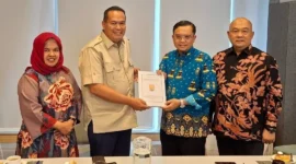 Wali Kota Pariaman Yota Balad melakukan audiensi dengan Dirjen PAUD Dikdasmen Kemendikdasmen RI, Gogot Suharwoto di Hotel Harris Vertu Harmoni, Jakarta, Kamis (7/11/2025). (Foto: Kominfo Pariaman)