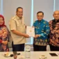 Wali Kota Pariaman Yota Balad melakukan audiensi dengan Dirjen PAUD Dikdasmen Kemendikdasmen RI, Gogot Suharwoto di Hotel Harris Vertu Harmoni, Jakarta, Kamis (7/11/2025). (Foto: Kominfo Pariaman)